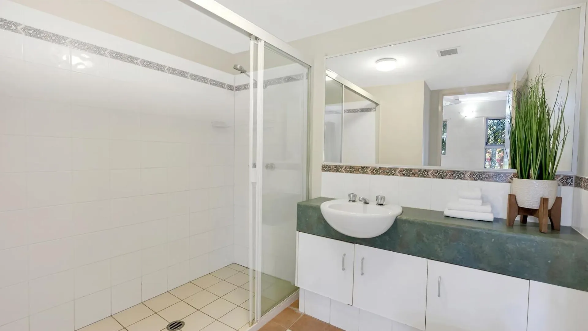 Wallaby Beach House - Resort-Style Comforts Trinity Beach Apartment