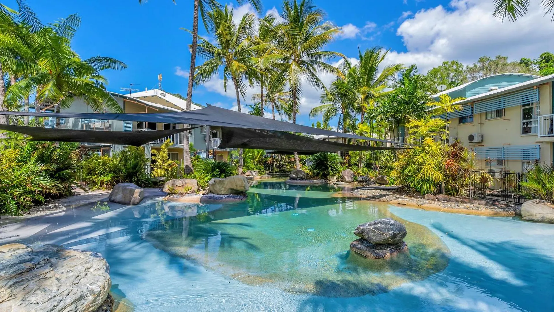 Wallaby Beach House - Resort-Style Comforts Trinity Beach Apartment